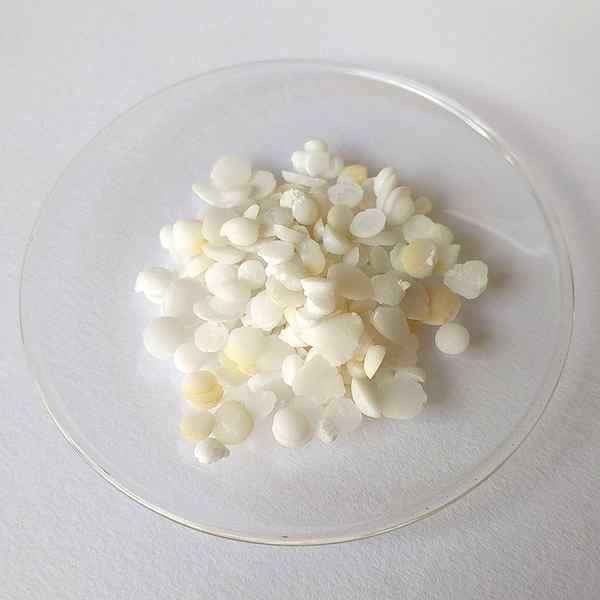 Différence entre l'hydroxyde d'ammonium et l'hydroxyde de sodium