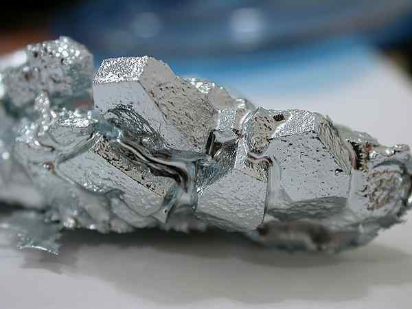 Différence entre les solides ioniques et métalliques