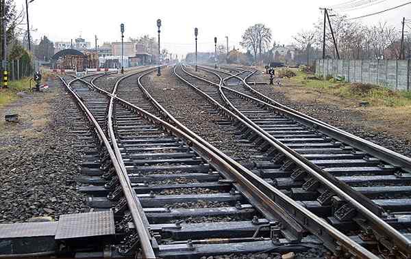 Diferencia entre ferrocarril y ferrocarril