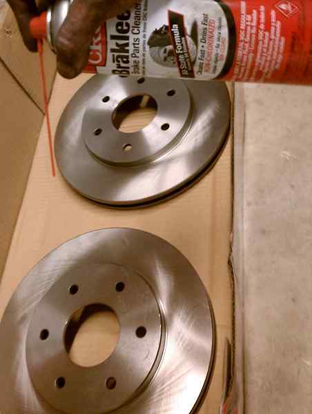 ¿Cuál es la diferencia entre el limpiador de frenos clorado y no clorado?