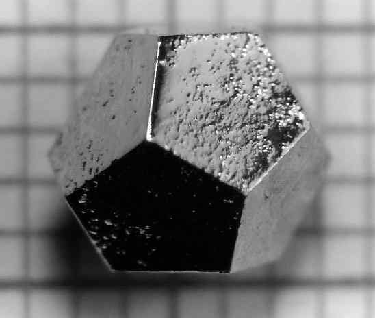 ¿Cuál es la diferencia entre cristales y cuasicristales?