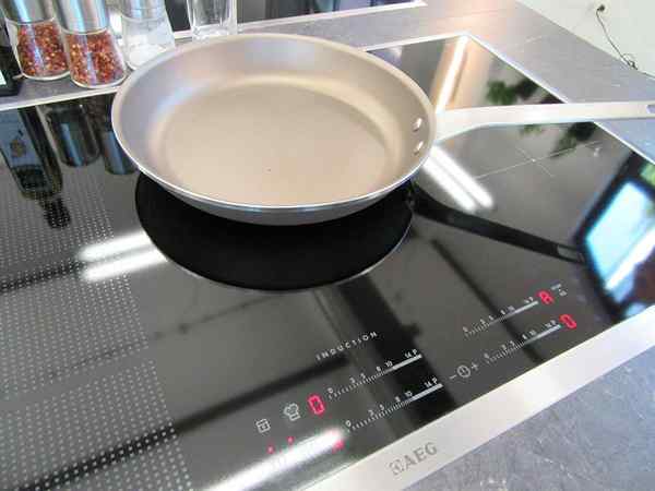 Quelle est la différence entre la cuisinière infrarouge et l'induction