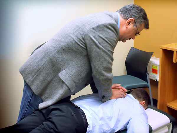 Apakah perbezaan antara osteopath dan kiropraktor dan ahli fisioterapi