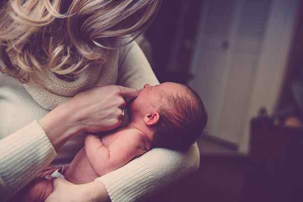 Apa perbedaan antara depresi pascapersalinan dan blues postpartum