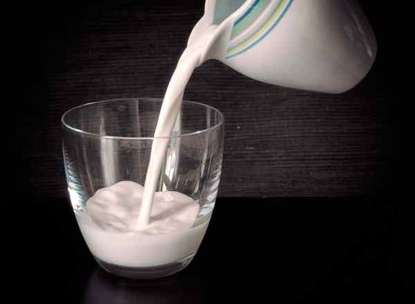 ¿Cuál es la diferencia entre la leche descremada y la leche entera?