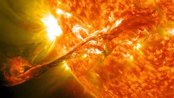 ¿Cuál es la diferencia entre la bengala solar y la expulsión de la masa coronal?