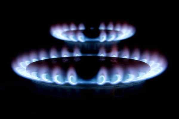 Apa perbedaan antara cairan padat dan bahan bakar gas