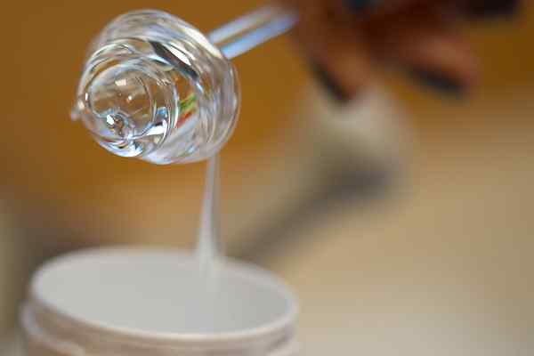 ¿Cuál es la diferencia entre solubilizante y emulsionante?