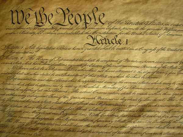 ¿Cuál es la diferencia entre la constitución escrita y no escrita?