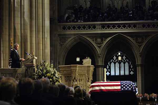 Perbezaan antara eulogy dan penghormatan
