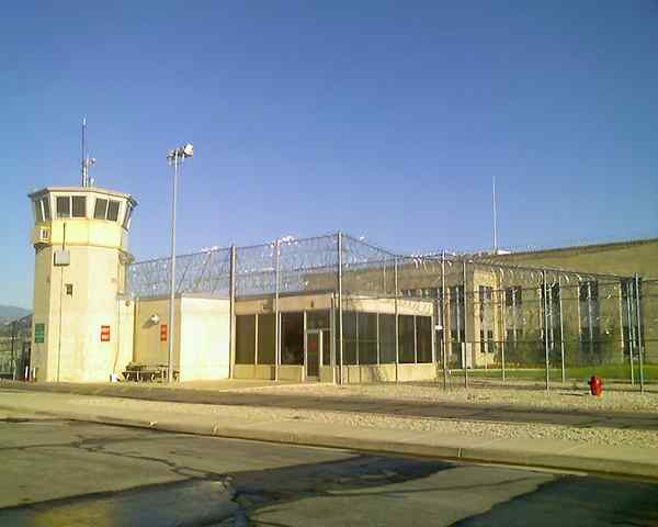 Perbezaan antara penjara persekutuan dan negeri