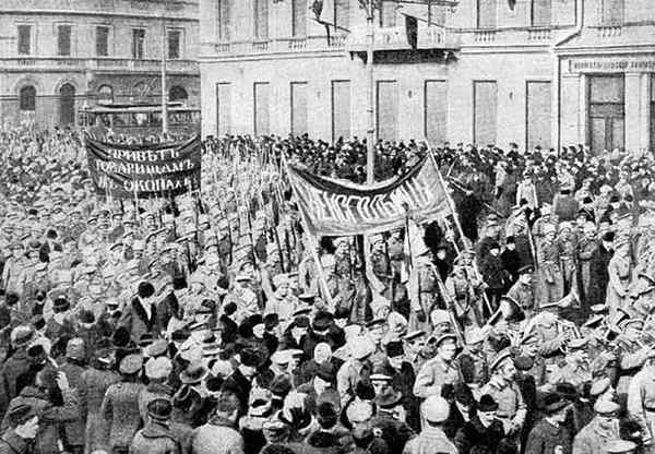 Perbezaan antara Revolusi Perancis dan Revolusi Rusia