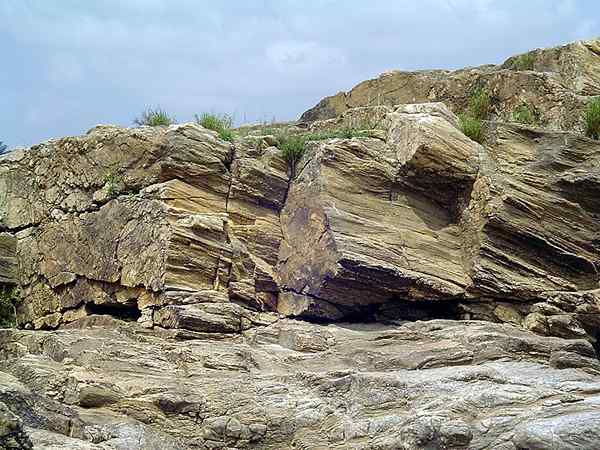 Perbezaan antara batu igneus dan batu sedimen