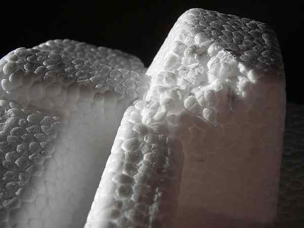 Perbedaan antara styrene dan polystyrene