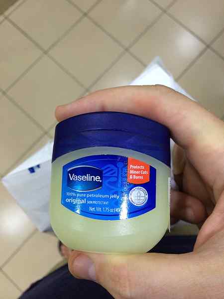 Perbezaan antara jeli vaseline dan petroleum