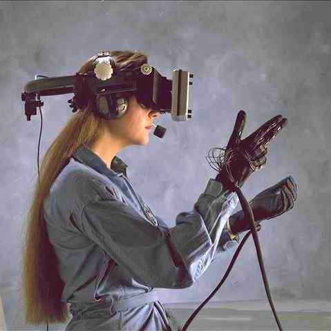 Perbedaan antara augmented reality dan realitas virtual