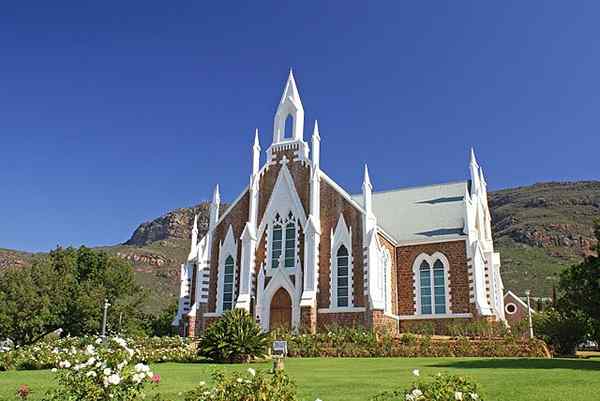 Perbezaan antara katedral dan gereja