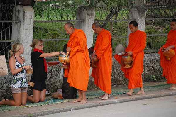 Perbedaan antara Buddhisme Mahayana dan Theravada