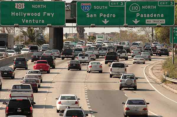 Perbedaan antara Motorway dan Freeway