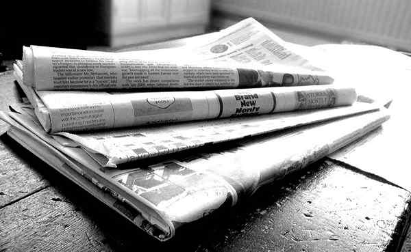 Diferencia entre noticias en línea y periódico