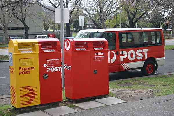 Perbezaan antara pos bungkusan dan pos ekspres